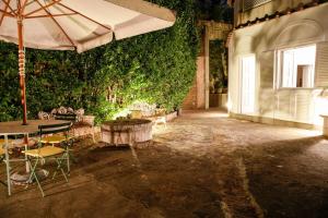 Un patio con una sombrilla y una mesa y sillas. en Lemon Grove, en Marina Grande 9 fotos más