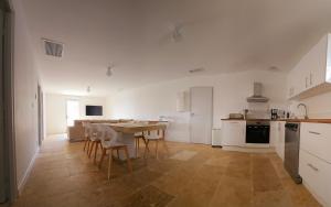 Kuchyň nebo kuchyňský kout v ubytování L' Aglandau Au coeur des oliviers en Provence