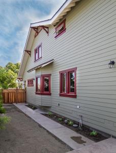 een huis met rode ramen aan de zijkant bij F-60 Disney Dream Craftsman in Anaheim