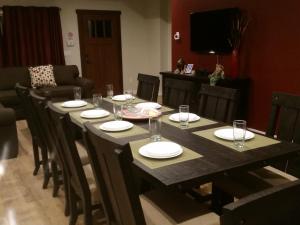 een lange tafel met stoelen en borden erop bij F-60 Disney Dream Craftsman in Anaheim