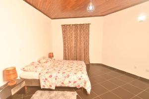 Postel nebo postele na pokoji v ubytování Auberge bleu Odza Yaoundé