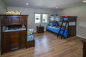 een kamer met 2 stapelbedden en een bed bij F-60 Disney Dream Craftsman in Anaheim +42 foto's