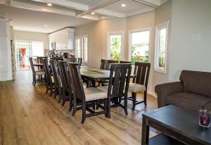 een keuken en eetkamer met een tafel en stoelen bij F-60 Disney Dream Craftsman in Anaheim