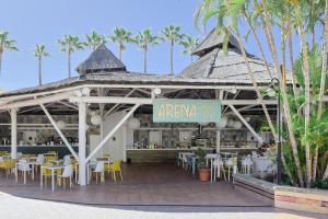 Restauracja lub miejsce do jedzenia w obiekcie Landmar Playa La Arena