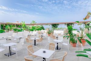 Restauracja lub miejsce do jedzenia w obiekcie Landmar Playa La Arena