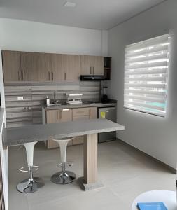 Η κουζίνα ή μικρή κουζίνα στο (201) Moderno Loft en Granada