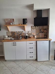 Kuchyň nebo kuchyňský kout v ubytování Cozy apartment in city center + 12 fotografií
