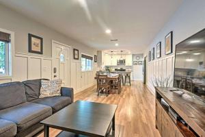 ein Wohnzimmer mit Couch und Tisch in der Unterkunft F-55 Donald Ducks Cottage in Anaheim