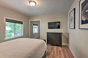 ein Schlafzimmer mit einem Bett und einer Kommode mit einem Fernseher in der Unterkunft F-55 Donald Ducks Cottage in Anaheim