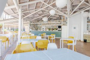 Restauracja lub miejsce do jedzenia w obiekcie Landmar Playa La Arena