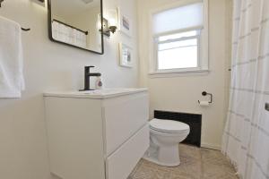 Bilik mandi di Blue Cottage East Setauket +65 gambar