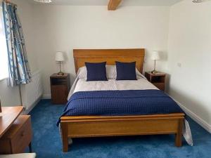 Katil atau katil-katil dalam bilik di Hastings Guest House with free private parking