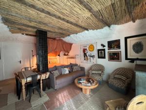 Χώρος καθιστικού στο CaBaNa 52 La Suite troglodyte Proche Lourmarin