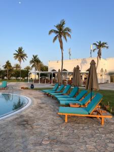 Bazén v ubytování Al Sawadi Beach Resort & Spa nebo v jeho okolí