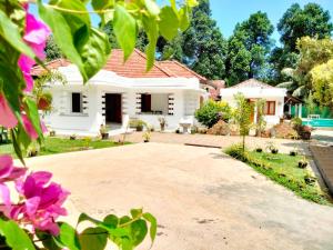 una casa con una entrada para autos en frente de ella en Cinnamon Estate Villa, en Matara