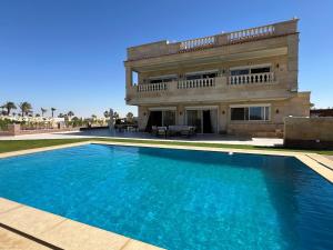 Πισίνα στο ή κοντά στο Cool Large Chalet in Marina 5, North Coast - 7 Br +11 φωτογραφίες