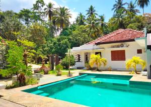 una villa con piscina frente a una casa en Cinnamon Estate Villa, en Matara 35 fotos más