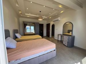 Ένα ή περισσότερα κρεβάτια σε δωμάτιο στο Cool Large Chalet in Marina 5, North Coast - 7 Br