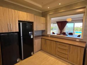 Η κουζίνα ή μικρή κουζίνα στο Cool Large Chalet in Marina 5, North Coast - 7 Br