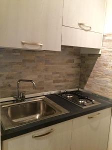 een keuken met een spoelbak en een fornuis bij Arte&Musica in Verona