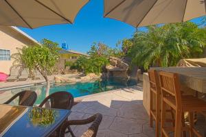 アナハイムにあるF-13 California Dreaminのパティオ(テーブル、椅子付)、スイミングプールが備わります。