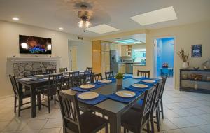 アナハイムにあるF-13 California Dreaminの長いテーブルと椅子のあるダイニングルーム
