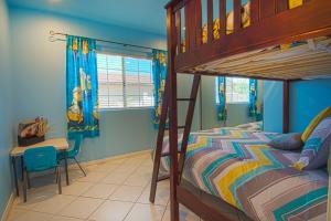 アナハイムにあるF-13 California Dreaminの二段ベッドと机のある寝室 +21枚の写真