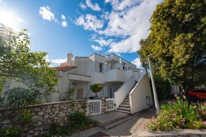 GajacにあるApartments Adelaの階段と柵のある白い家