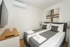 GajacにあるApartments Adelaのベッドルーム(大型ベッド1台、テレビ付)