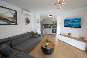 GajacにあるApartments Adelaのソファとテーブルのあるリビングルーム