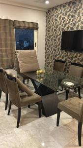 Televisyen dan/atau pusat hiburan di Premium Appartment at Ballygunge-Kolkata