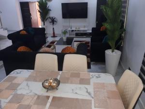 TV a/nebo společenská místnost v ubytování 4 bedroom semi-detached in ikate