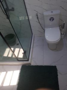 Koupelna v ubytování 4 bedroom semi-detached in ikate + 6 fotografií