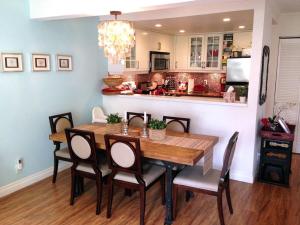 Nhà bếp/bếp nhỏ tại Pixie Hollow by Funtierland Vacation Rentals