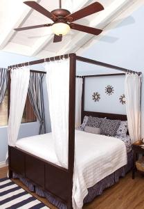 Giường trong phòng chung tại Pixie Hollow by Funtierland Vacation Rentals