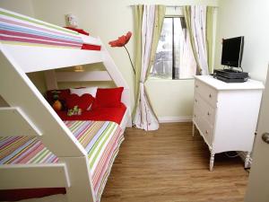 Giường trong phòng chung tại Pixie Hollow by Funtierland Vacation Rentals +15 ảnh