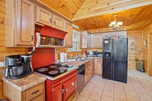 Η κουζίνα ή μικρή κουζίνα στο Stunning Mountain Cabin w Hot tub