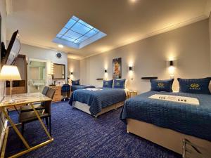 Habitación de hotel con 2 camas y tragaluz en Jubilee Hotel Victoria, en Londres