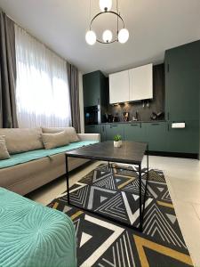 una sala de estar con un sofá y una mesa en Palma, en Mostar