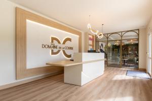 Ο χώρος του λόμπι ή της ρεσεψιόν στο Domaine de la Courbe Hôtel & Spa +58 φωτογραφίες