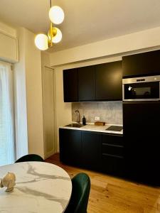 A kitchen or kitchenette at Eccelsobarese - close to Airport train link