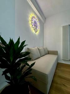 A bed or beds in a room at Eccelsobarese - close to Airport train link