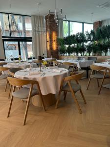 Reštaurácia alebo iné gastronomické zariadenie v ubytovaní Hotel Dolphin - Adult friendly