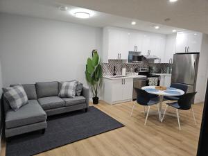 Η κουζίνα ή μικρή κουζίνα στο Lovely Brand New 2 Bedroom Suite in Calgary +11 φωτογραφίες