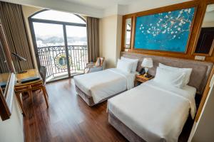 Postel nebo postele na pokoji v ubytování Imperial Hotel Lạng Sơn