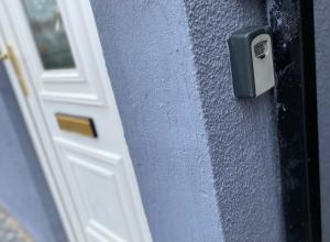 a close up of a door with a handle at 3 Bedroom House- Loughborough-Sleeps 5-FreeParking in Loughborough