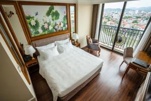 Postel nebo postele na pokoji v ubytování Imperial Hotel Lạng Sơn