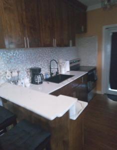 une cuisine avec un évier et un plan de travail dans l'établissement Vacation Haven Cottages, à Rolleville