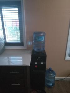 une bouteille d'eau assise au-dessus d'un mixeur dans l'établissement Vacation Haven Cottages, à Rolleville