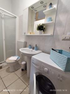 a bathroom with a washing machine and a sink at La casa di nonna santa in Milazzo